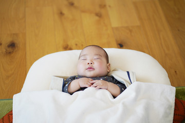 寝る5ヶ月目の赤ちゃん