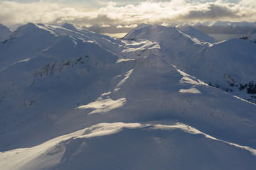 montañas nevadas con sol lago fagnano de fondo cordillera de los andes 