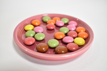 皿に盛りつけたマーブルチョコ