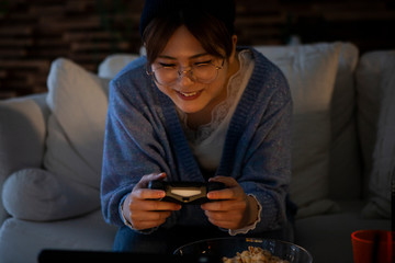 楽しそうにゲームをする若い女性