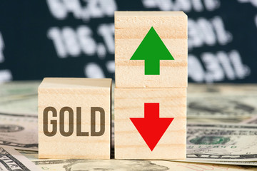 Dollar Geldscheine und Gold Preis