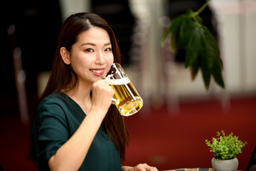 ビールを飲む女性