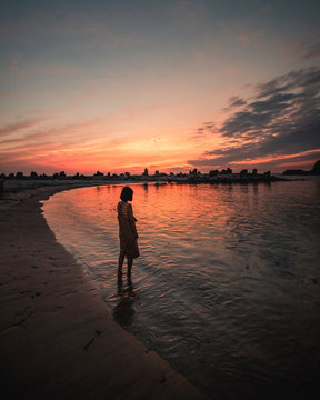 和歌山の夕焼け。海で黄昏る少女。