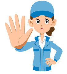 制止する青い作業着の女性
