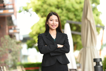 Fototapeta premium 腕組みをする女性