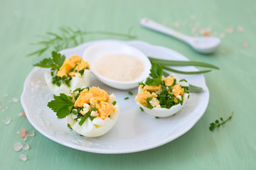 gekochte Eier mit Kräutern und Dip