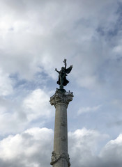 Statue épique sous un ciel nuageux