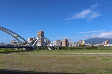 あゆみ橋と厚木市街（神奈川県）