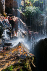 Panele Szklane  Zbliżenie wodospadu i skały w lesie