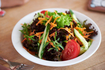 Kleiner gemischter Beilagen Salat