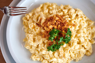 Käsespätzle Kasspatzn Knöpfle mit Röstzweibeln und Käse überbacken im Restaurant Biergarten Wirtshaus