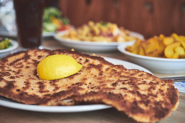 Wiener Schnitzel mit Pommes Frites und Bratkartoffel im Restaurant zum essen