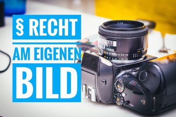 Kamera mit der Aufschrift in deutsch § Recht am eigenen Bild in englisch Right to your own picture