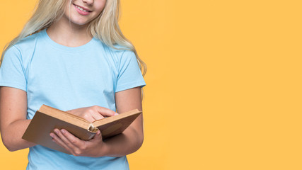 Close-up young girl reading