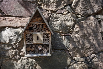 Insektenhotel an Feldsteinmauer
