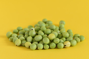 グリーンピース　背景黄色