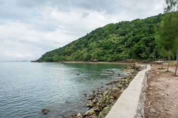 Obraz premium Landscape of beach and sea with mountain