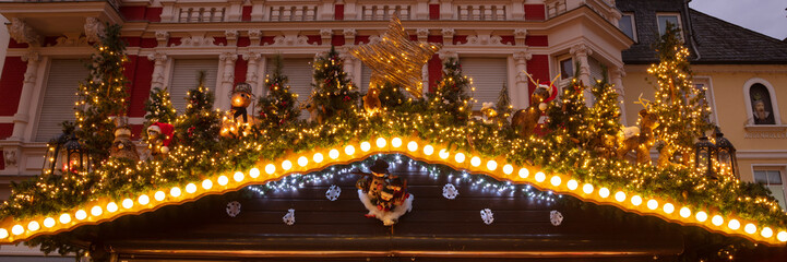 Geschücktes Dach einer Hütte auf dem Weihnachtsmarkt, Koblenz, Rheinland-Pfalz, Deutschland, Europa