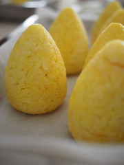 Preparazione di arancini, arancine. Sicilia, Italia