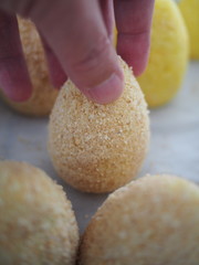 Preparazione di arancini, arancine. Sicilia, Italia