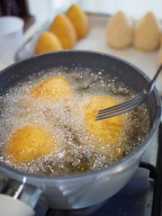 Preparazione di arancini, arancine. Sicilia, Italia