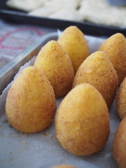 Preparazione di arancini, arancine. Sicilia, Italia