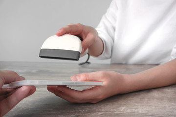 Fototapeta premium Cash register in store to purchase or rent discs ディスクを買うまたは借りる店のレジ