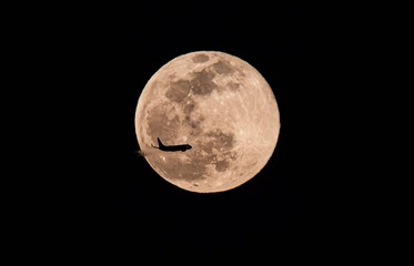 月と飛行機。満月の夜。