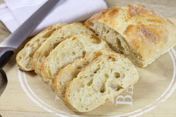 miche de pain tranchés sur une table