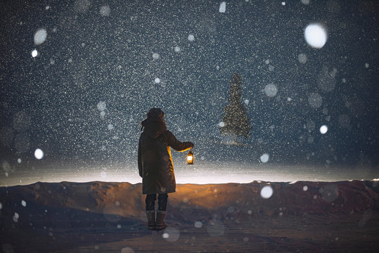 北海道。クリスマスツリーの木と少女。