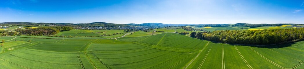 Fototapeta na wymiar Panoramaaufnahme der Landschaft im Taunus im Frühling