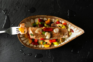 Salmón con verduras frescas
