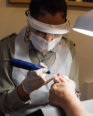 Mujer trabajando en salón de belleza con equipo de protección individual anti coronavirus