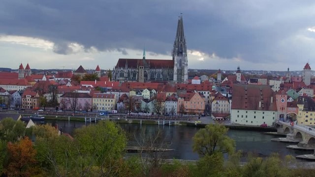 Drohnenaufnahme von Regensburg mit Blick auf den Dom