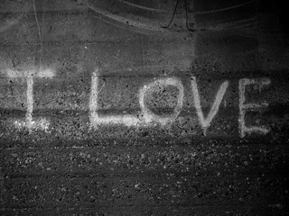 壁に書かれた“I love”