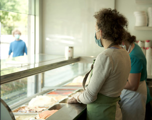 Fototapeta premium LAVORARE AL BAR CON MASCHERINA