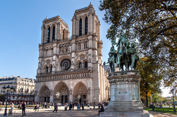 Fototapeta na wymiar Kathedrale Notre-Dame de Paris mit Karl dem Großen