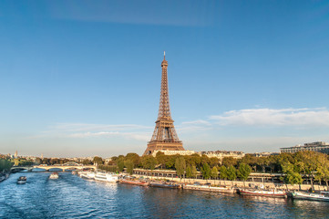 Fototapeta na wymiar Eiffelturm hinter der Seine