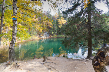 Jezioro Turkusowe, błękitne jeziorko jesienią, Kolorowe Jeziorka w Rudawach Janowickich, Polska © Joanna