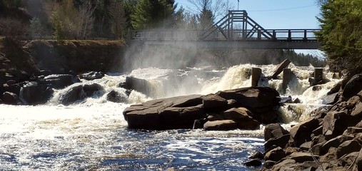 Chute d'eau en forêt canadienne