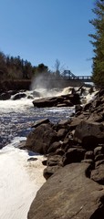 Chute d'eau en forêt canadienne