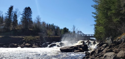 Chute d'eau en forêt canadienne