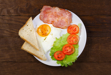 fried eggs breakfast toast salad on wooden