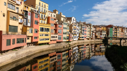 Fototapeta na wymiar Homes reflecting on river