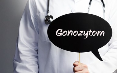 Gonozytom. Arzt mit Stethoskop hält Sprechblase in Hand. Text steht im Schild. Gesundheitswesen, Medizin