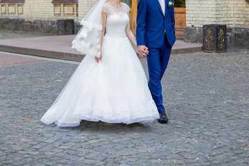 Fototapeta na wymiar bride and groom together in the park