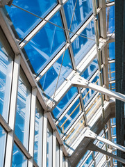 Obraz premium windows on the walls and ceiling on the bridge