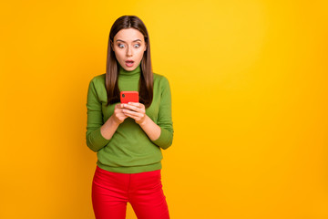 Portrait of crazy astonished girl use her smartphone read social network blog posts stay stupor scream unbelievable wear casual style clothing isolated over bright color background
