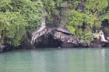 Fototapeta na wymiar Grotte sur la baie d'Halong, Vietnam