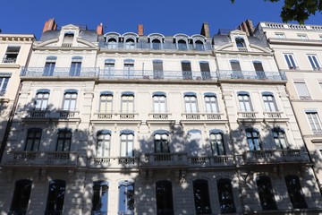 Immeuble lyonnais typique situé à Lyon avenue de Grande Bretagne au bord du fleuve Rhône - Ville de Lyon - Département du Rhône - France